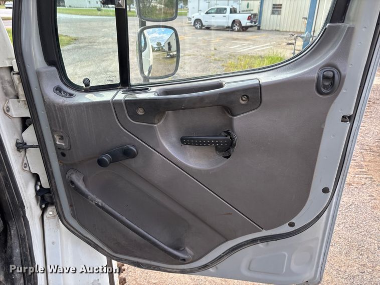 image for item EV3058 2007 Freightliner M2106 refuse truck