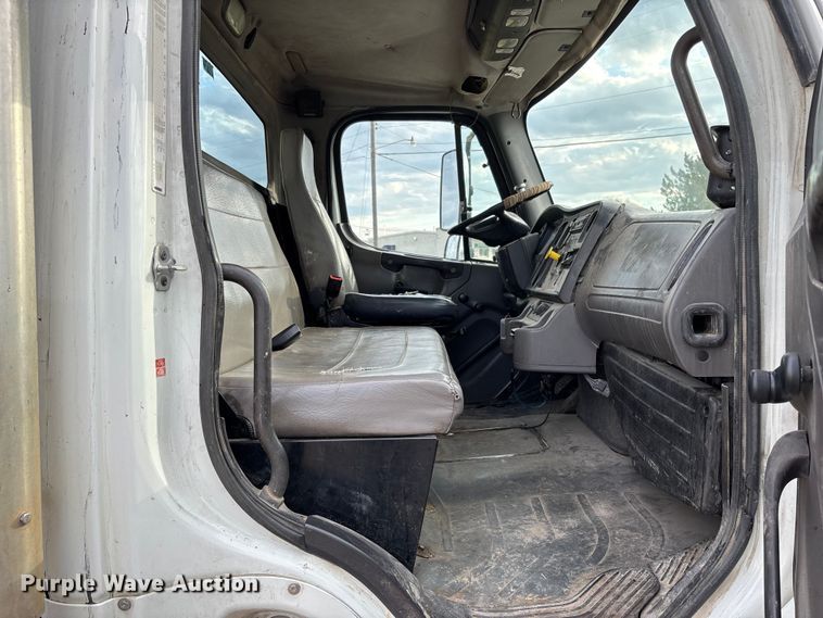 image for item EV3058 2007 Freightliner M2106 refuse truck