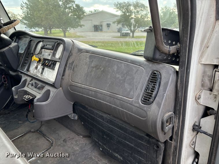 image for item EV3058 2007 Freightliner M2106 refuse truck