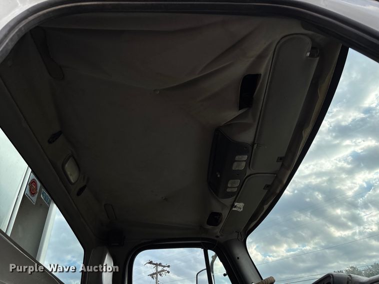 image for item EV3058 2007 Freightliner M2106 refuse truck