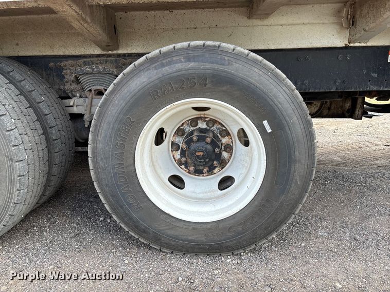 image for item EV3058 2007 Freightliner M2106 refuse truck