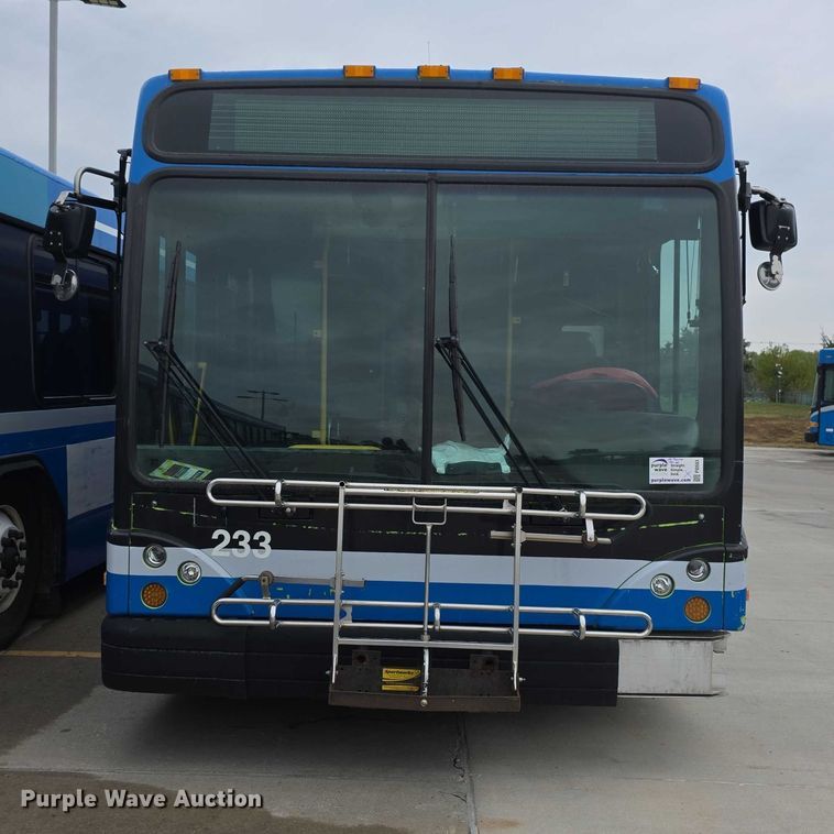 image for item FI0503 2013 Gillig  G27E102N2 shuttle bus