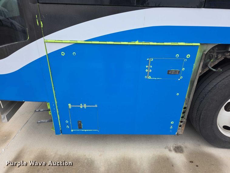 image for item FI0503 2013 Gillig  G27E102N2 shuttle bus