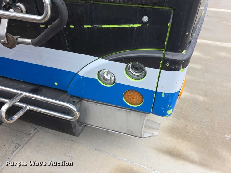 image for item FI0503 2013 Gillig  G27E102N2 shuttle bus