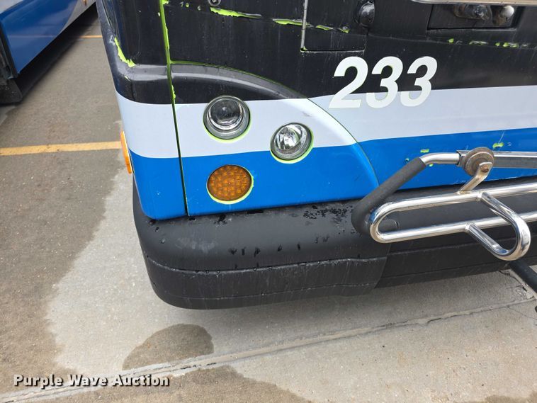 image for item FI0503 2013 Gillig  G27E102N2 shuttle bus