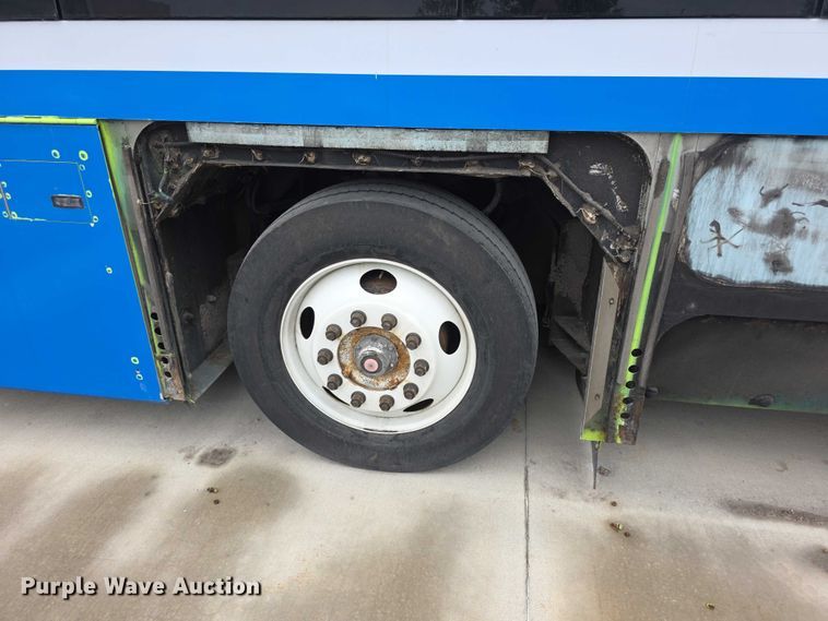 image for item FI0503 2013 Gillig  G27E102N2 shuttle bus