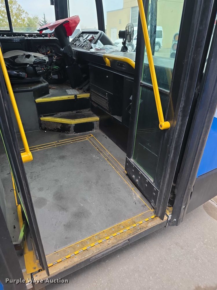 image for item FI0503 2013 Gillig  G27E102N2 shuttle bus