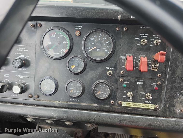 image for item FI0503 2013 Gillig  G27E102N2 shuttle bus