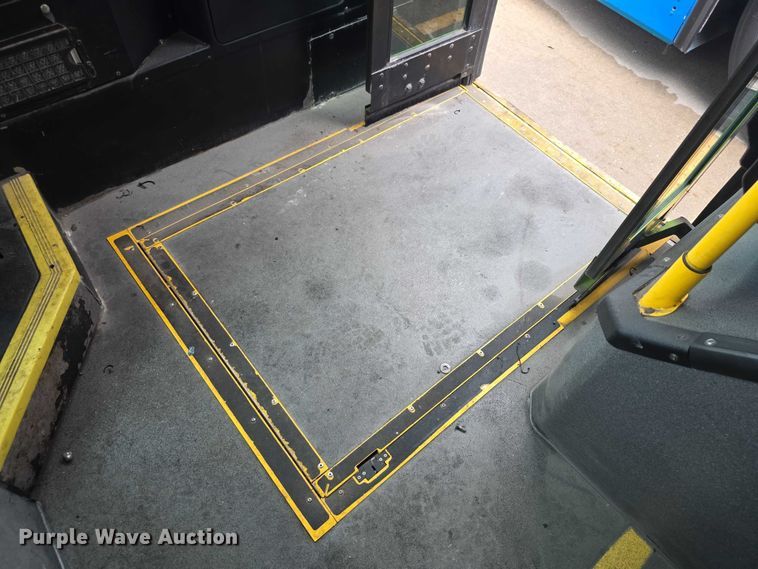 image for item FI0503 2013 Gillig  G27E102N2 shuttle bus