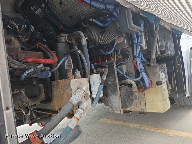 image for item FI0503 2013 Gillig  G27E102N2 shuttle bus