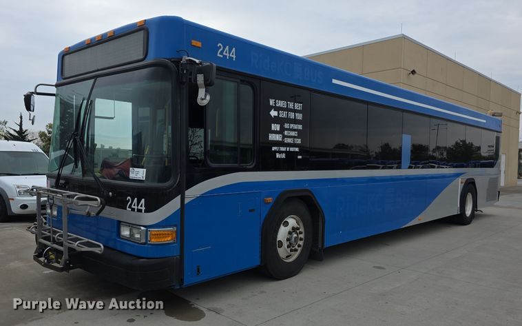 image for item FI0551 2015 Gillig  G27D102N4 shuttle bus