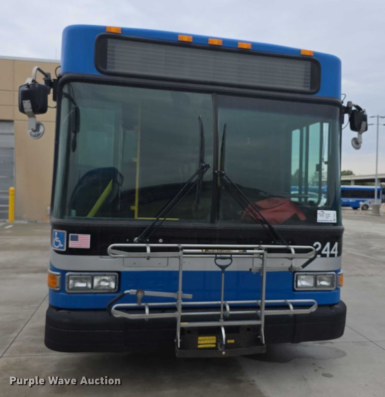 image for item FI0551 2015 Gillig  G27D102N4 shuttle bus