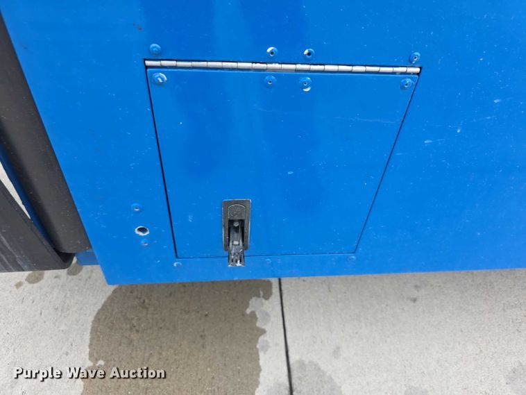 image for item FI0551 2015 Gillig  G27D102N4 shuttle bus