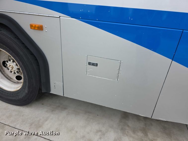 image for item FI0551 2015 Gillig  G27D102N4 shuttle bus