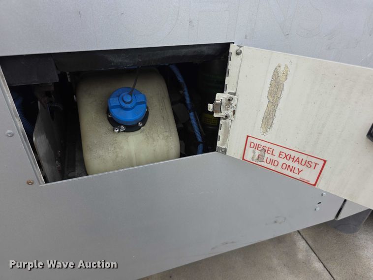 image for item FI0551 2015 Gillig  G27D102N4 shuttle bus