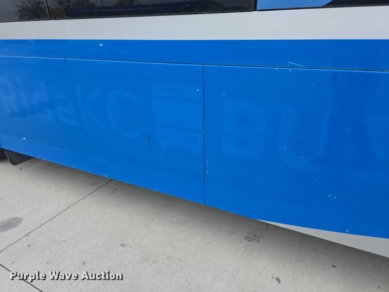 image for item FI0551 2015 Gillig  G27D102N4 shuttle bus