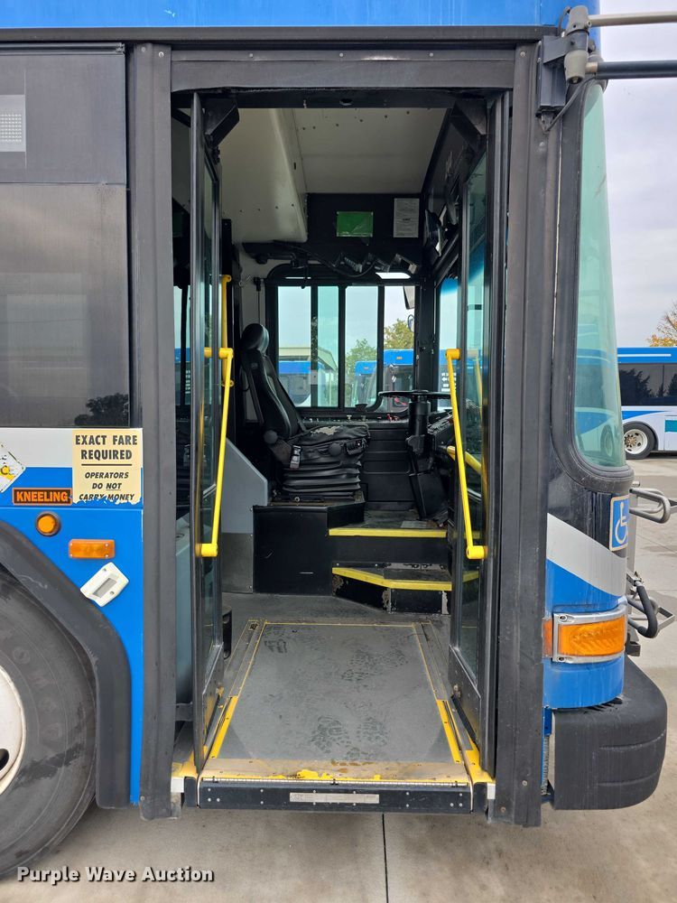 image for item FI0551 2015 Gillig  G27D102N4 shuttle bus