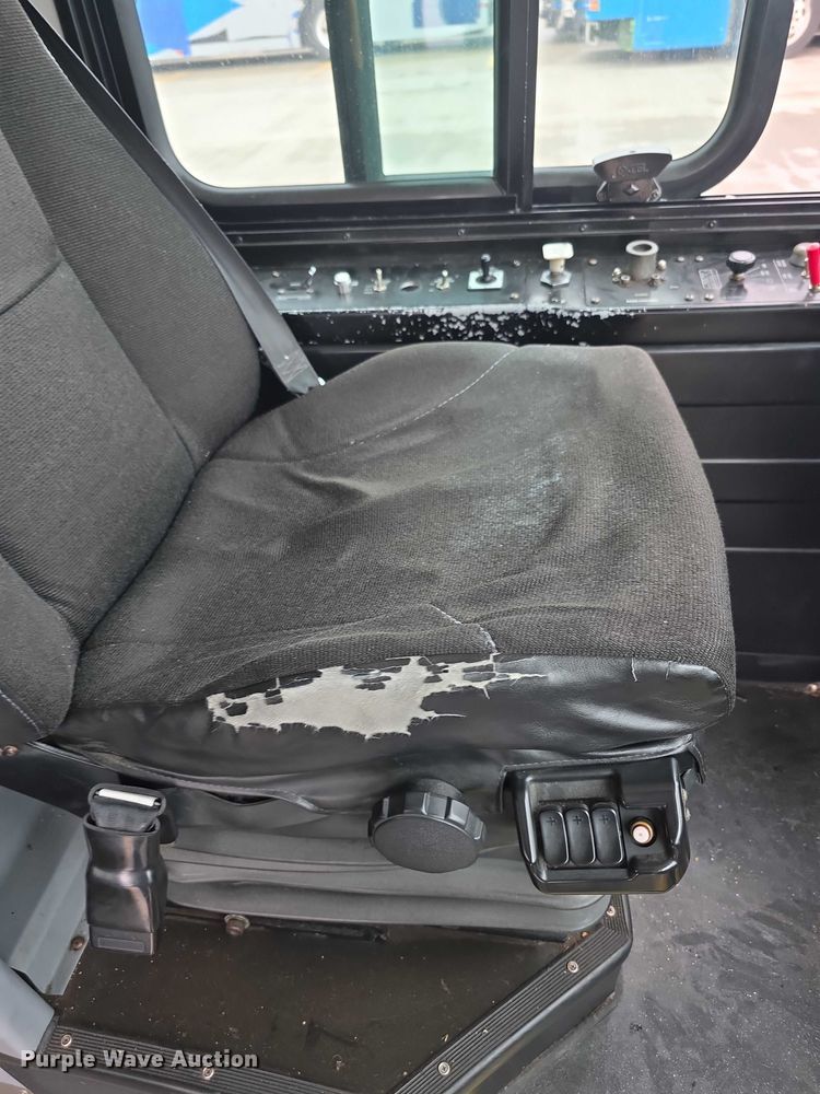 image for item FI0551 2015 Gillig  G27D102N4 shuttle bus