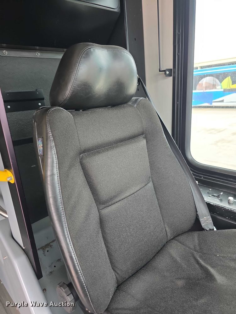 image for item FI0551 2015 Gillig  G27D102N4 shuttle bus