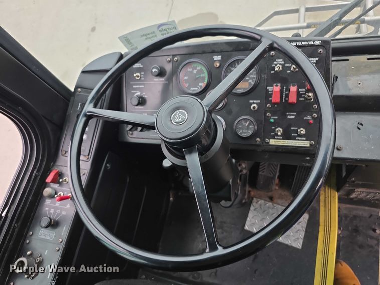 image for item FI0551 2015 Gillig  G27D102N4 shuttle bus