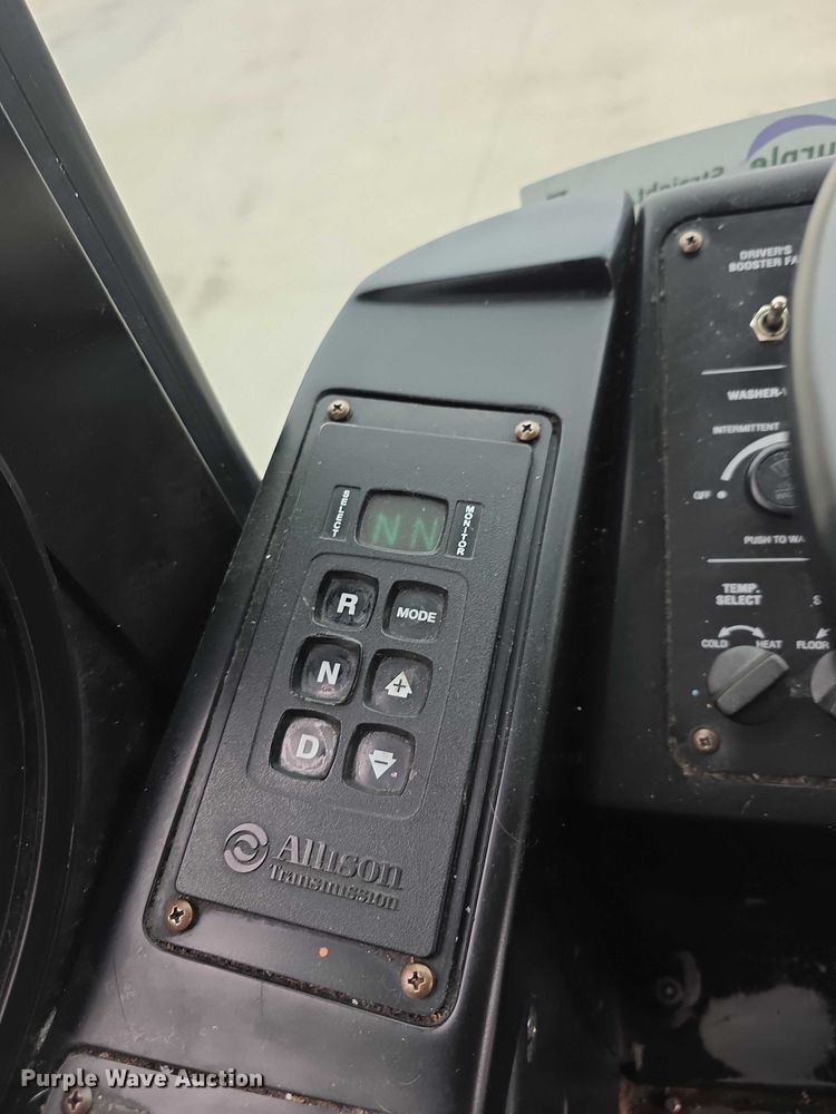 image for item FI0551 2015 Gillig  G27D102N4 shuttle bus