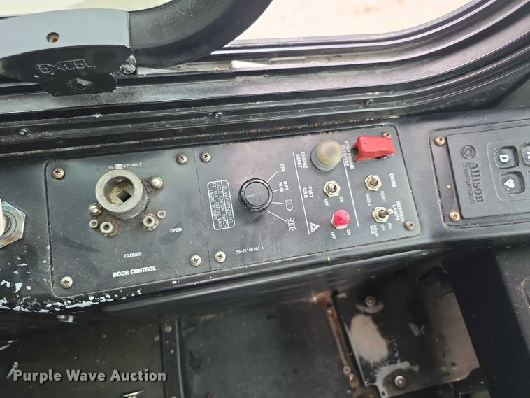 image for item FI0551 2015 Gillig  G27D102N4 shuttle bus