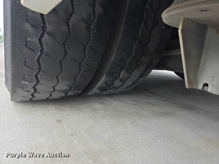 image for item FI0551 2015 Gillig  G27D102N4 shuttle bus