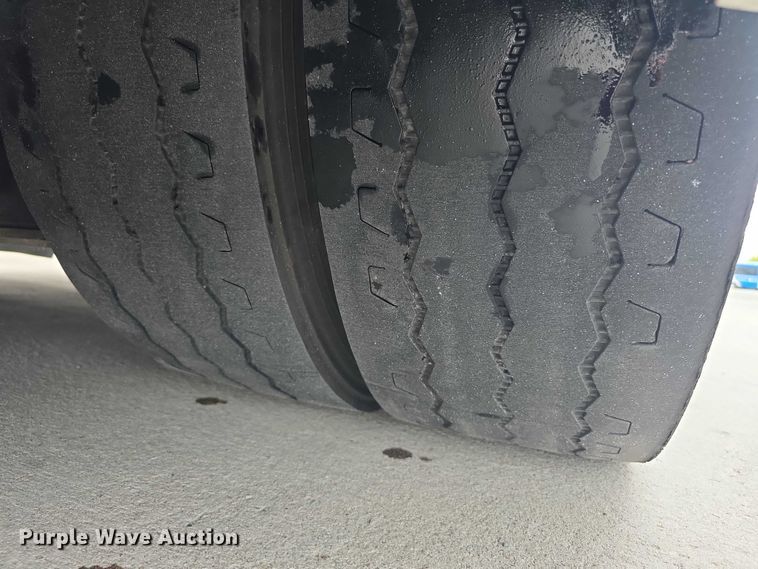 image for item FI0551 2015 Gillig  G27D102N4 shuttle bus