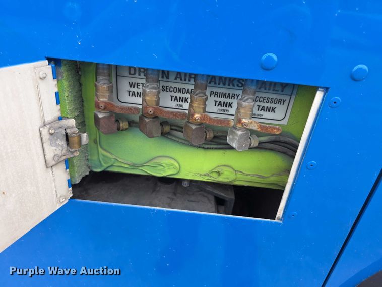 image for item FI0553 2011 Gillig  G27D102N4 shuttle bus