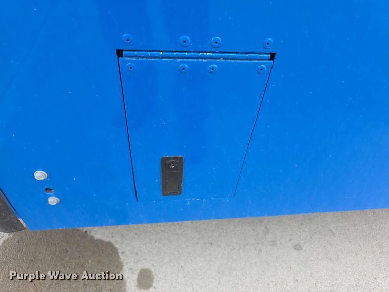 image for item FI0553 2011 Gillig  G27D102N4 shuttle bus