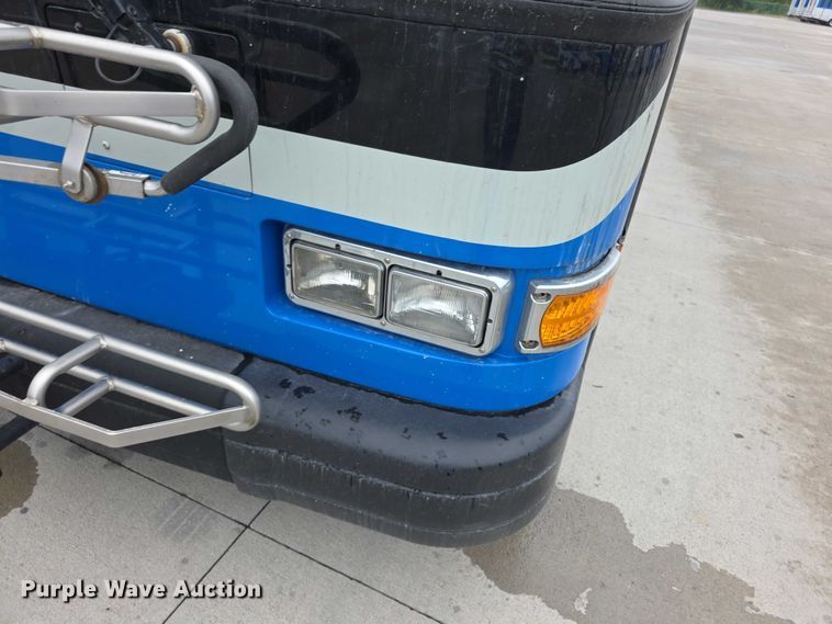 image for item FI0553 2011 Gillig  G27D102N4 shuttle bus