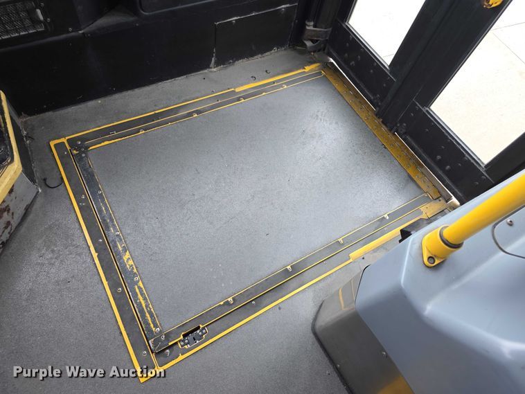 image for item FI0553 2011 Gillig  G27D102N4 shuttle bus