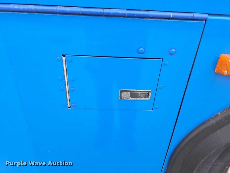 image for item FI0554 2006 Gillig  G29D102N4 shuttle bus