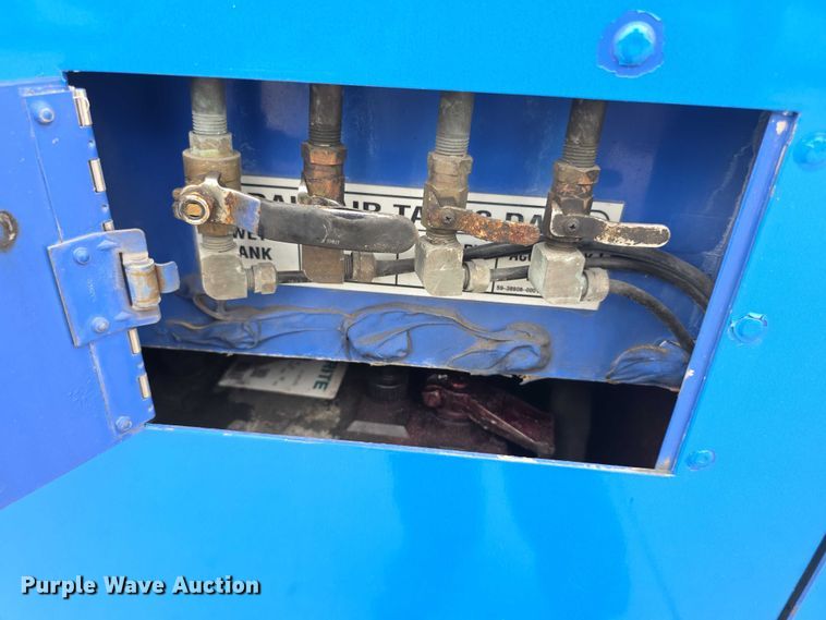 image for item FI0554 2006 Gillig  G29D102N4 shuttle bus