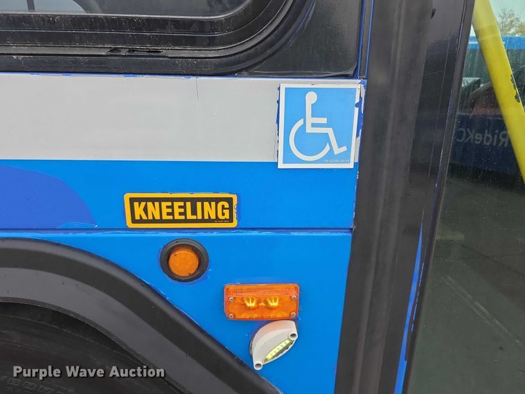 image for item FI0554 2006 Gillig  G29D102N4 shuttle bus