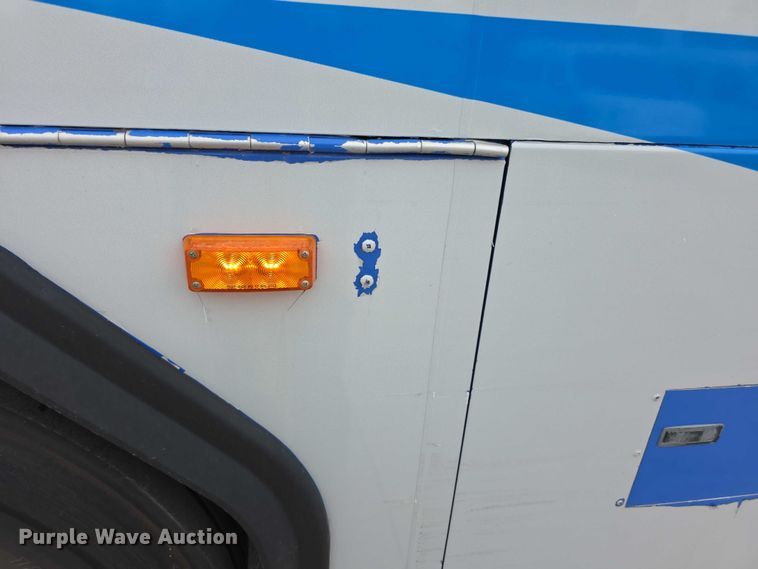 image for item FI0554 2006 Gillig  G29D102N4 shuttle bus