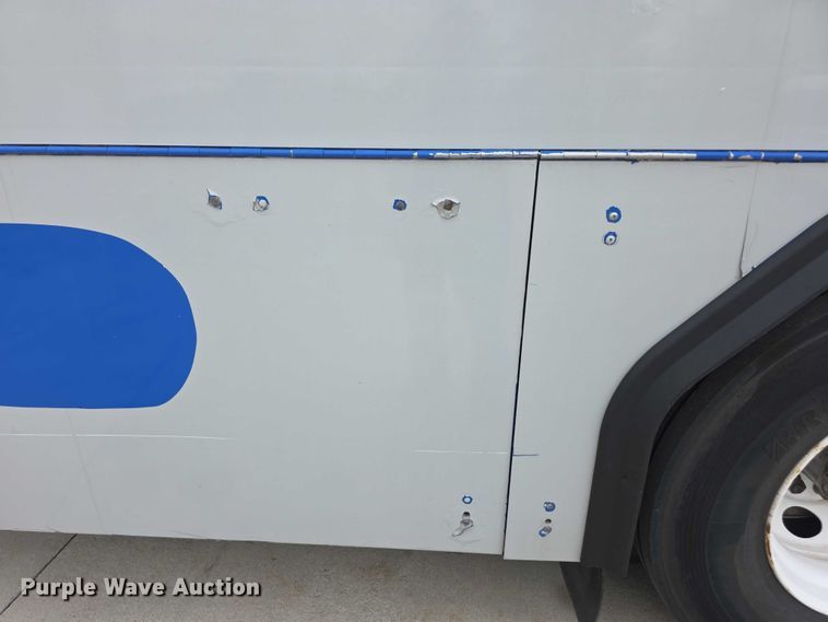 image for item FI0554 2006 Gillig  G29D102N4 shuttle bus