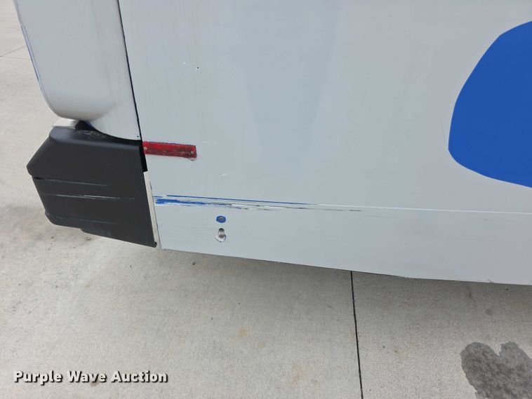 image for item FI0554 2006 Gillig  G29D102N4 shuttle bus