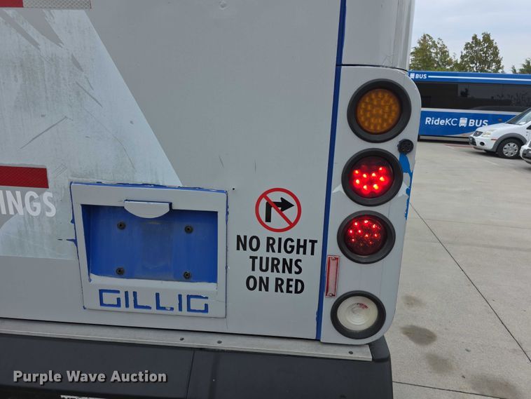 image for item FI0554 2006 Gillig  G29D102N4 shuttle bus