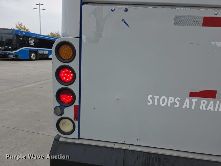 image for item FI0554 2006 Gillig  G29D102N4 shuttle bus