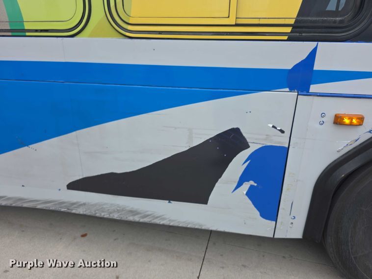 image for item FI0554 2006 Gillig  G29D102N4 shuttle bus