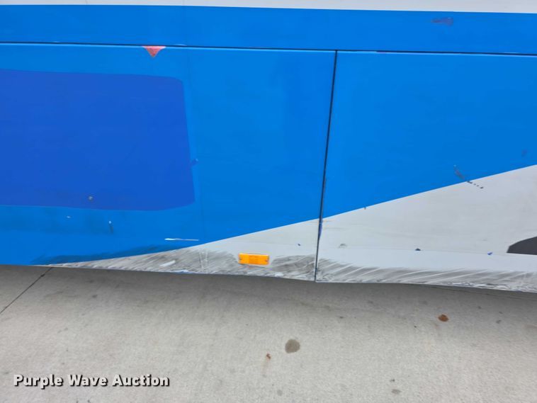 image for item FI0554 2006 Gillig  G29D102N4 shuttle bus