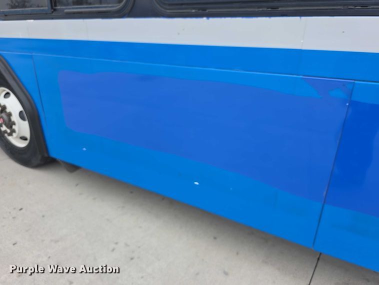 image for item FI0554 2006 Gillig  G29D102N4 shuttle bus