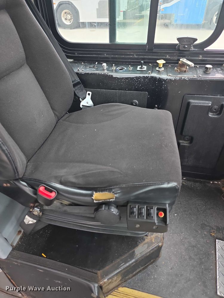 image for item FI0554 2006 Gillig  G29D102N4 shuttle bus