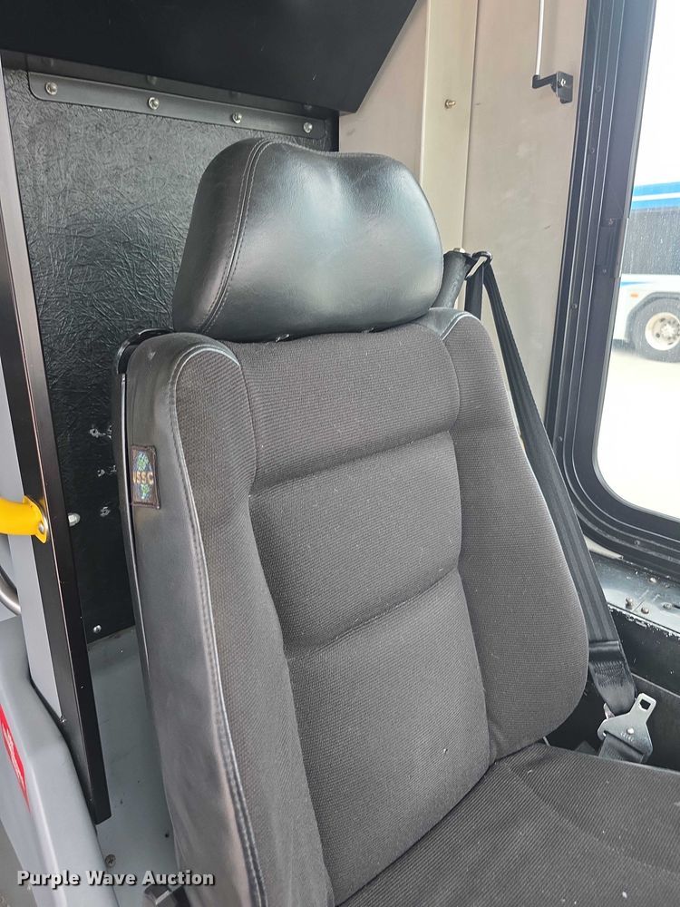 image for item FI0554 2006 Gillig  G29D102N4 shuttle bus