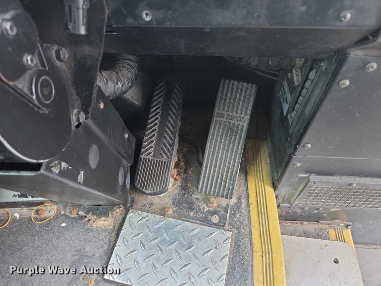 image for item FI0554 2006 Gillig  G29D102N4 shuttle bus