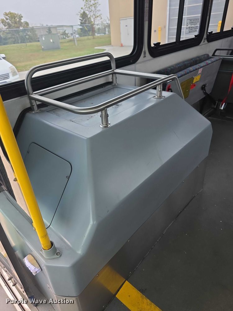 image for item FI0554 2006 Gillig  G29D102N4 shuttle bus