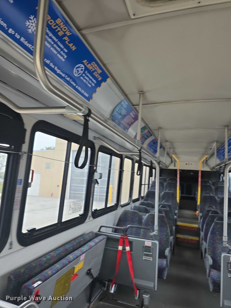 image for item FI0554 2006 Gillig  G29D102N4 shuttle bus