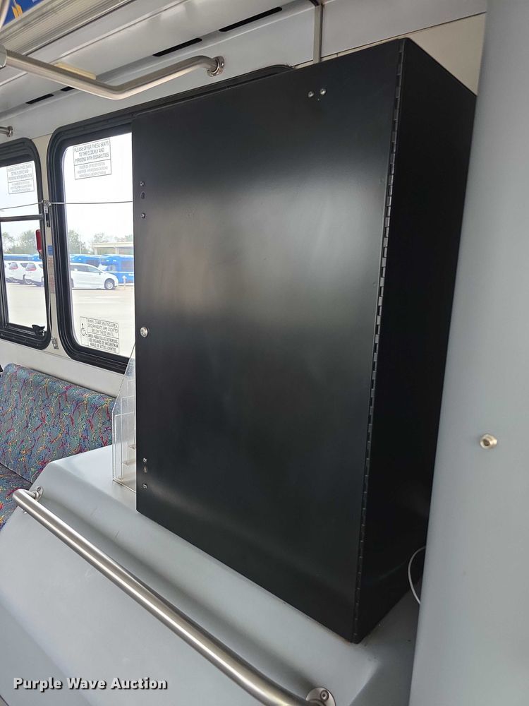 image for item FI0554 2006 Gillig  G29D102N4 shuttle bus