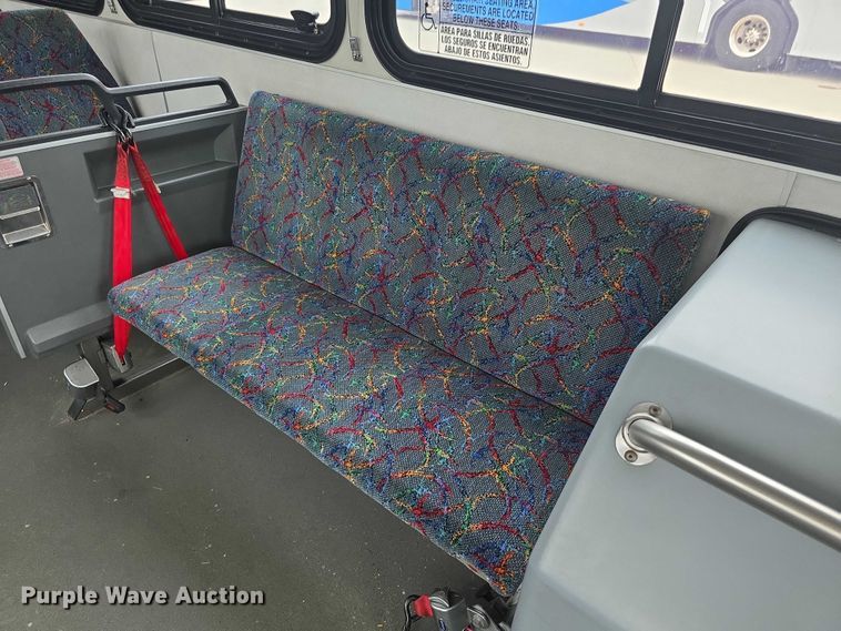 image for item FI0554 2006 Gillig  G29D102N4 shuttle bus